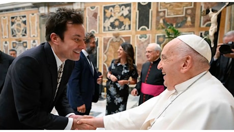 Papa Francesco incontra i comici in Vaticano: «Diffondete serenità e sorriso»
