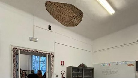 Crolla il soffitto in classe al liceo Petrarca di Trieste: una ragazza colpita, edificio evacuato