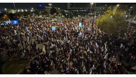 Seconda notte di proteste a Gerusalemme, migliaia di cittadini contro Netanyahu per il licenziamento del ministro della Difesa Gallant