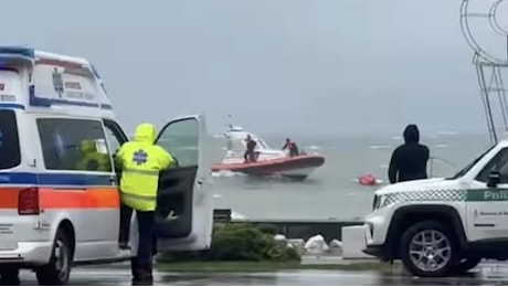 Il giallo dell'uomo trovato morto nel lago: in tasca aveva solo un biglietto