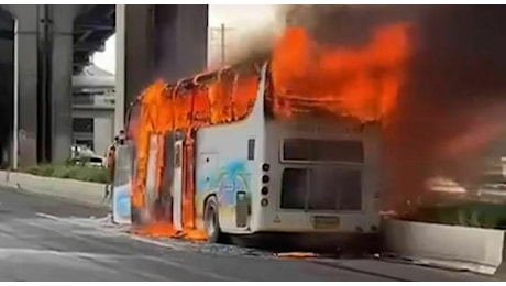 Thailandia, incendio su un bus pieno di studenti vicino a Bangkok: morti 22 bambini e tre insegnanti