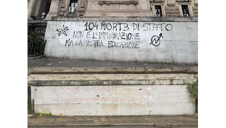 Scuola, scritte con simboli anarchici e stella a 5 punte contro Valditara