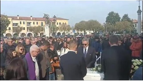 Padova: folla, silenzio e rose bianche al funerale di Eleonora Chinello