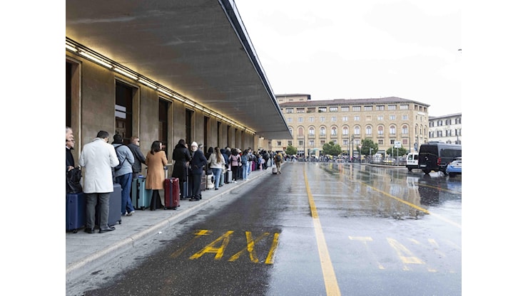 Firenze, 200 in fila alla stazione per i taxi che non ci sono: è il terzo giorno consecutivo di disagi - Corriere Fiorentino Firenze, 200 in fila alla stazione per i taxi che non ci sono: è il terzo giorno consecutivo di disagi - Corriere Fiorentino