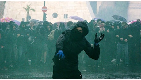 Roma, scontri al corteo pro-Palestina: feriti 30 agenti. Sassi e bombe carta contro la polizia, 5 fermati. Meloni: «Intollerabile, grazie a chi ci difende»