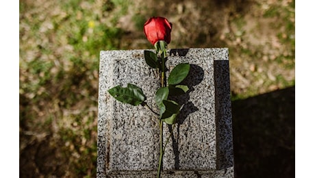 Il docente caduto dal balcone di una villa storica in gita con la classe è morto dopo giorni di agonia: aveva 43 anni