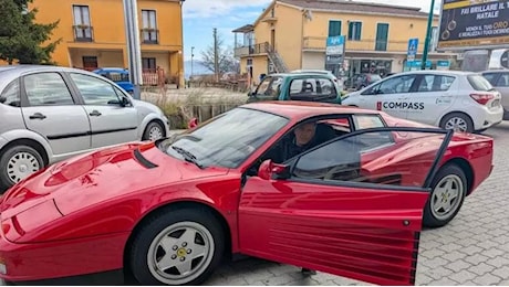 Gli restituiscono la Ferrari dopo 32 anni e decine di udienze: “Non so se essere felice o piangere”