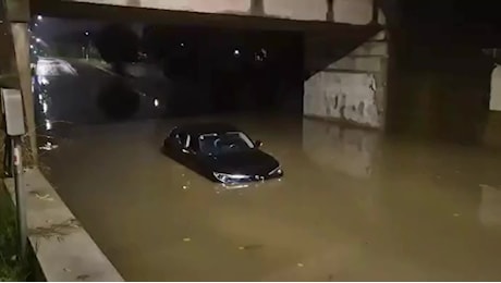 Maltempo a Modena, auto intrappolata nell'acqua nel sottopasso allagato