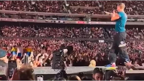 Coldplay: guarda il video della caduta di Chris Martin in una botola sul palco di Melbourne