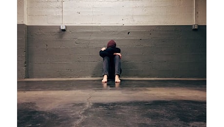 Alunna minorenne tenta il suicidio a scuola gettandosi dalla finestra: salvata dai compagni, era vittima di bullismo