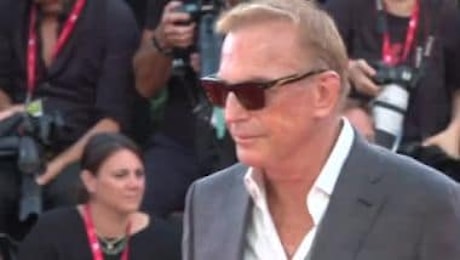 Venezia, Kevin Costner superstar dell'ultimo red carpet