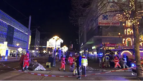 Attentato a Magdeburgo, auto investe la folla ai mercatini di Natale. Morti e feriti