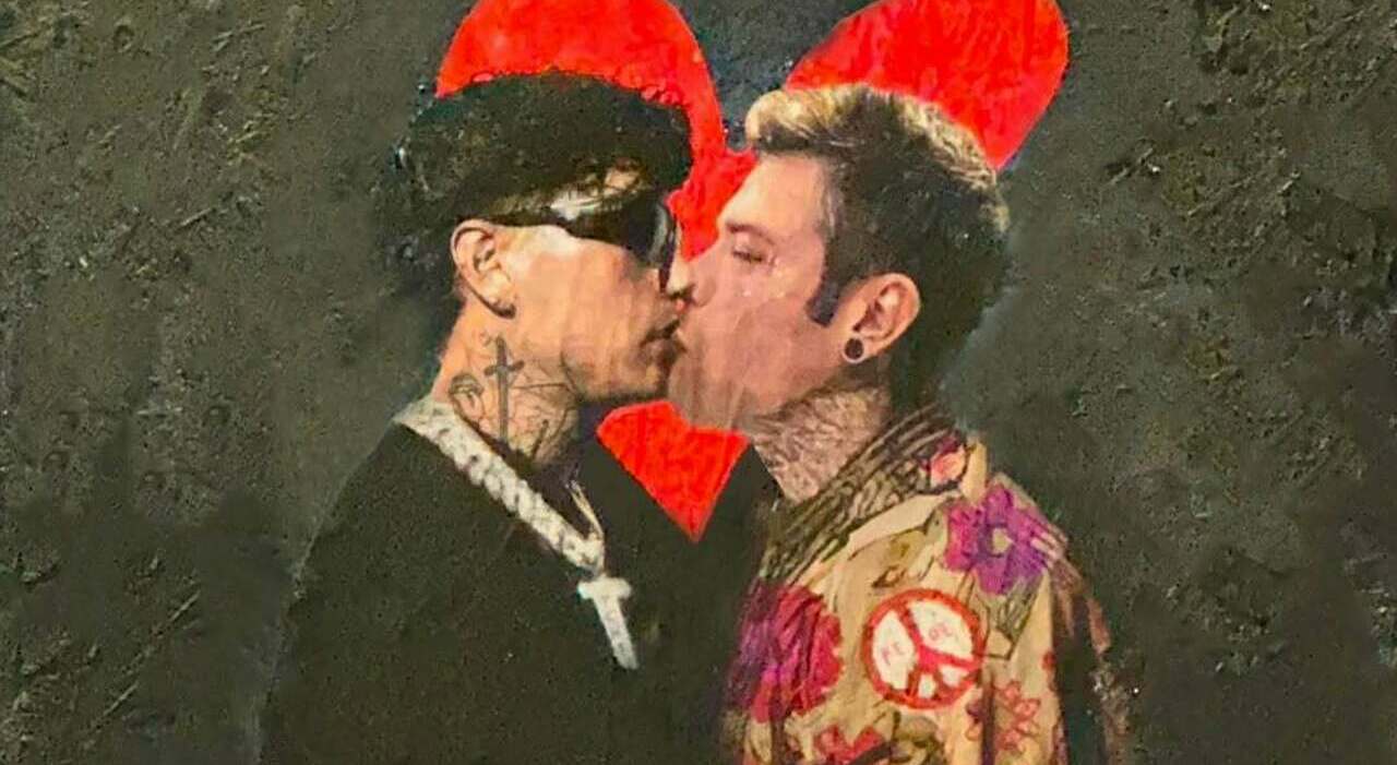 Fedez E Tony Effe Si Baciano, Il Murale Di TvBoy In Vista Di Sanremo ...