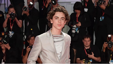 Timothée Chalamet si presenta a sorpresa alla gara dei suoi sosia