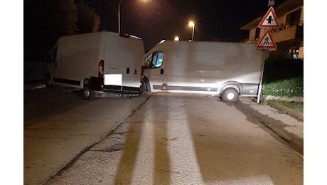 Rapina in un'azienda a Fucecchio: strade sbarrate con furgoni e chiodi sull'asfalto