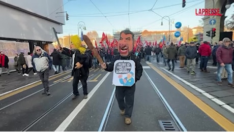 VIDEO Sciopero generale 29 novembre, a Torino in corteo le maschere di Meloni e Salvini