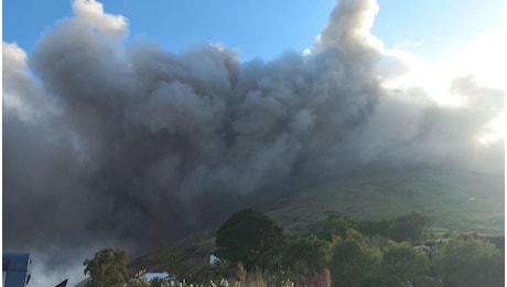Esplosione e colata lavica a Stromboli dalla Sciara del fuoco, il video dell'intensa nube di cenere e detriti