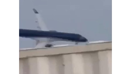 Aereo precipitato oggi in Kazakistan, il video dell'impatto