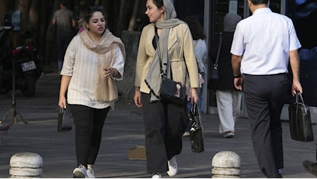 Iran, il parlamento sospende l'attuazione della legge su hijab e castità e ne chiede la modifica