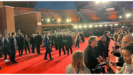 Festa del Cinema di Roma, al via la XIX edizione. Sul Red Carpet Elio Germano e Bianca Berlinguer. «Una grande emozione»