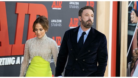 Ben Affleck trasloca dalla villa di Beverly Hills (mentre Jennifer Lopez è in vacanza in Italia). «Lei ha il cuore spezzato, credeva nell'amore»