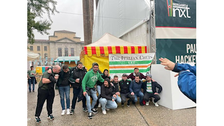 Piazzale Alpini si colora di biancoverde: tra birra e cori l’attesa dei tifosi del Celtic