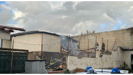 Esplosione a Ercolano, evacuate 10 persone dalle case vicine: una scuola chiusa per precauzione