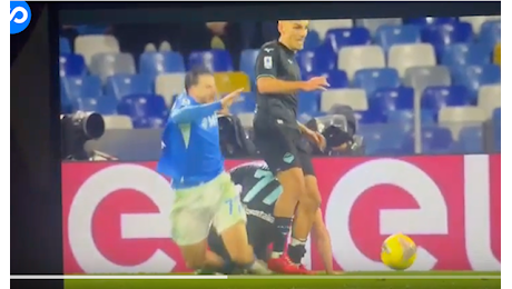 Kvaratskhelia si è fatto male in uno dei tanti falli subiti e non fischiati. Gli arbitri lasciano che venga picchiato - VIDEO