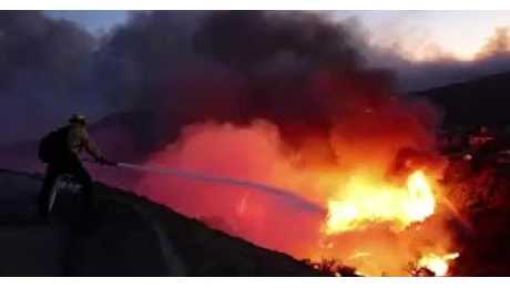 Incendio a Los Angeles, dichiarato stato d’emergenza, evacuate 30mila persone, in 180mila senza elettricità - VIDEO