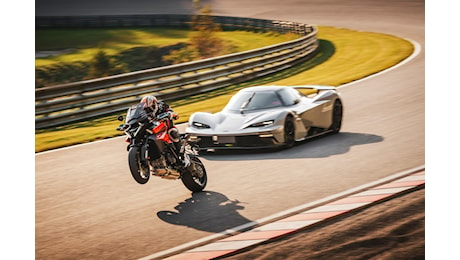 KTM 1390 Super Duke GT, la nuova sport tourer debutta ad EICMA 2024