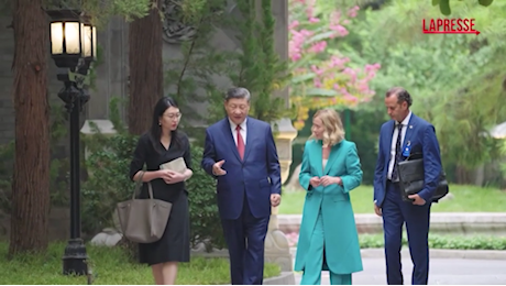 VIDEO Italia-Cina, Meloni e Xi Jinping passeggiano nei giardini della Diaoyutai State House