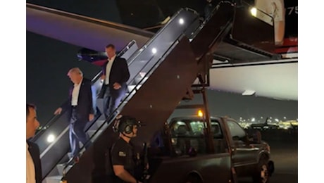 Donald Trump scende dal suo aereo dopo la sparatoria