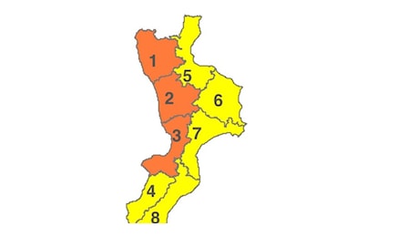 Calabria, allerta arancione nella fascia tirrenica, gialla in tutto il resto della regione. Scuole chiuse: ecco i comuni interessati