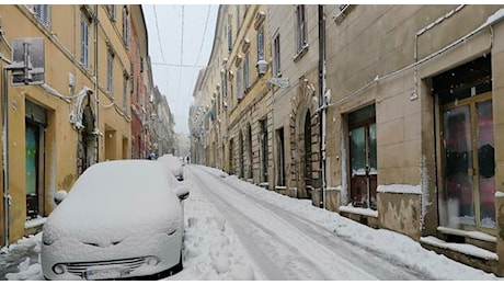 L’entroterra imbiancato dalla neve, scenari da cartolina e disagi: incidenti e alberi caduti in diversi paesi dell’Alto Maceratese