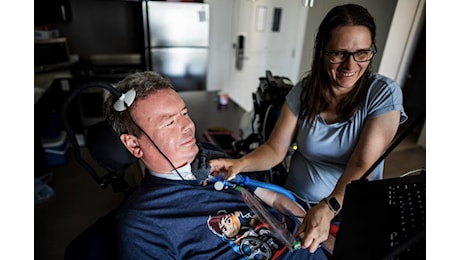 Brad Smith, il terzo paziente col chip Neuralink, ora può parlare grazie all’AI
