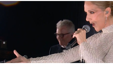 Celine Dion commossa all'apertura delle Olimpiadi: la cantante torna sul palco dopo 4 anni dalla malattia e incanta Parigi. Social in fiamme: «Da applausi»
