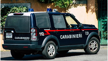 Scappa dai carabinieri con lo scooter rubato a Roma, si schianta contro il muro: 17enne morto, era senza casco