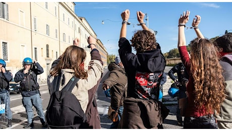 Roma, doppio corteo: città in tilt. Tensione a Trastevere