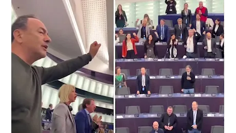 Bella Ciao e pugno chiuso al Parlamento Europeo, la protesta di Mimmo Lucano contro Orban