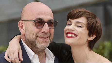 Tra Paolo Virzì e Micaela Ramazzotti è scontro totale: il regista chiede il “codice rosso” contro l’attrice (ed ex moglie) e il fidanzato