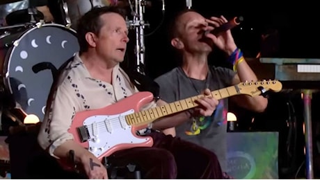 Michael J. Fox suona la chitarra con i Coldplay sul palco di Glastonbury