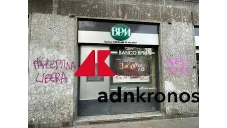 Corteo Pro Pal a Milano, scritta choc ‘Spara a Giorgia’ su filiale banca