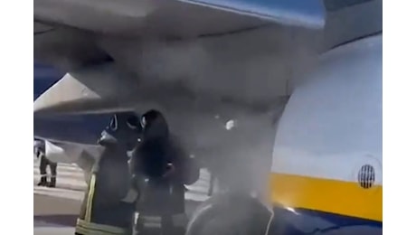 Panico a bordo del volo Ryanair Brindisi-Torino, passeggeri evacuati per un principio d’incendio al motore: il video