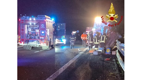 Auto in corsia di emergenza schiacciata da un autotreno, muore 74enne | Aggiornamenti