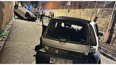 Incidente frontale a Napoli, auto con 4 ragazzi si ribalta: morta una 19enne