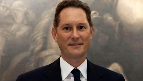 Elkann: “Dazi dolorosi e transizione elettrica rigida: industria dell’auto a rischio”