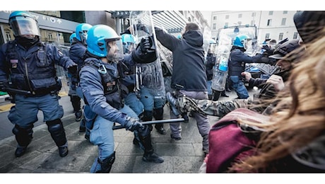 Scontri tra forze dell'ordine e antagonisti a Torino