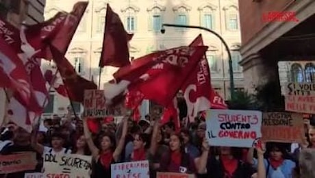 Roma, presidio contro Ddl Sicurezza: manifestanti cantano 'Bella ciao' sotto il Senato