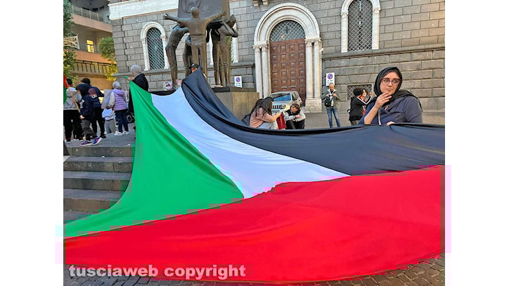 “Con la consapevolezza che noi siamo loro, un sit-in in piazza dei Caduti contro il genocidio palestinese” - Tusciaweb.eu “Con la consapevolezza che noi siamo loro, un sit-in in piazza dei Caduti contro il genocidio palestinese” - Tusciaweb.eu