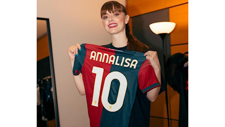 Annalisa in concerto al Porto Antico riceve in dono la maglia del Genoa